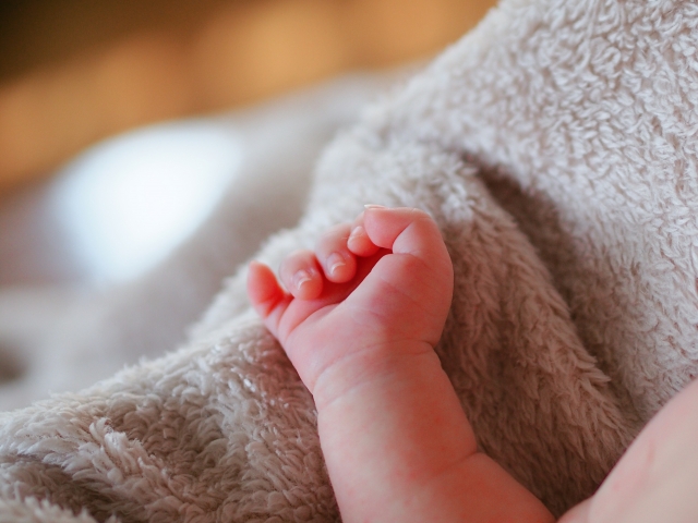 毛布と赤ちゃんの手